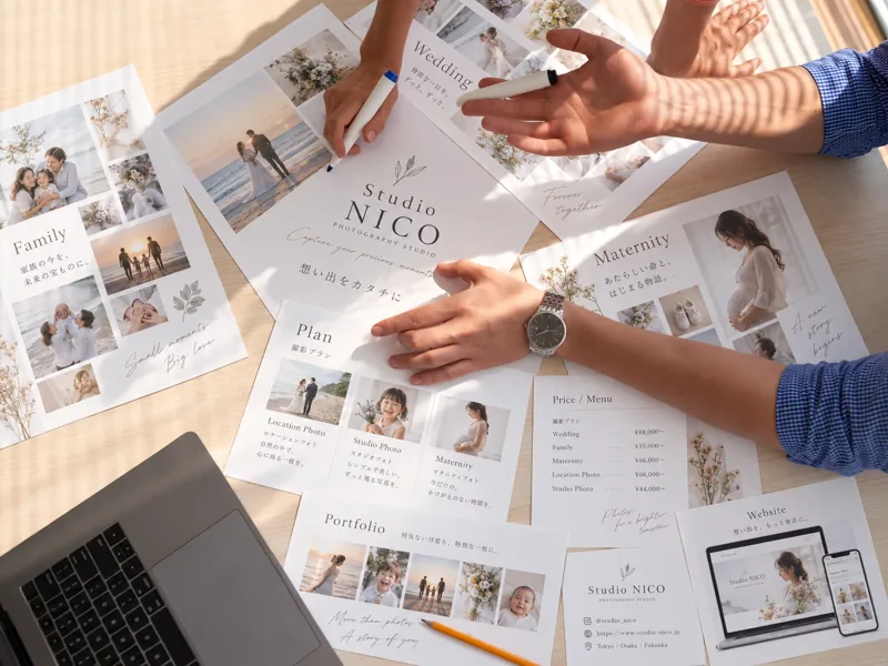 studio NICOの制作資料を囲んで打ち合わせをする様子
